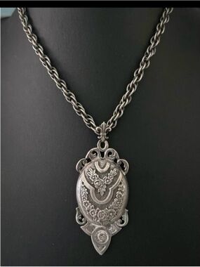 Vtg Pendant Necklace 17"
Silver-Plated Repousse Style Ornate Pendant Rope Chain